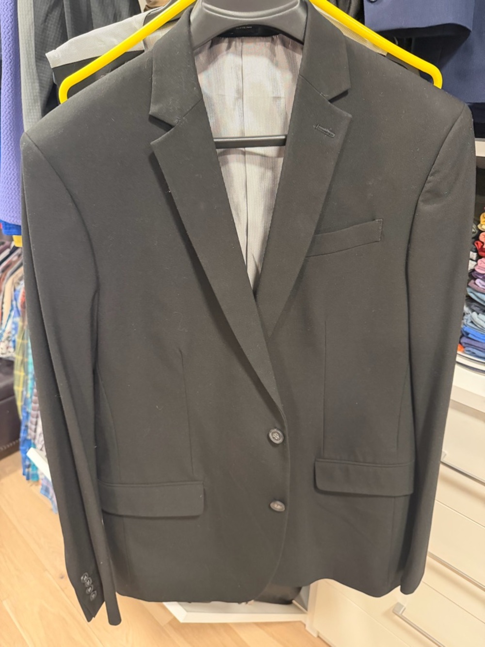 jf j.ferrar Men's Black Two-Button 3 piece slim fit suit